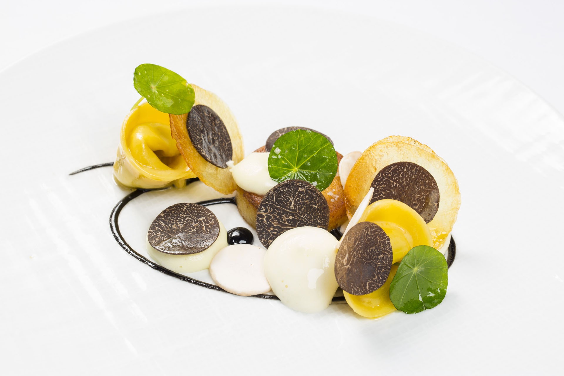 445/Photos/RESTAURANT/5_-_Ravioles_de_rattes_du_Touquet_pommes_chips_amp_miroirs_reduction_au_vin_jaune-_Truffe_Melanosporum_du_Perigord.jpg